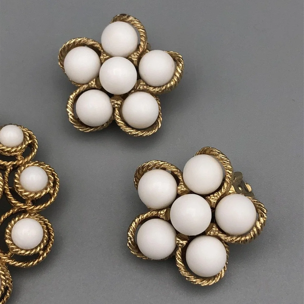Vintage Crown Trifari Saturn White Milk Glass Gold Tone Brooch Pin Clip Earrings